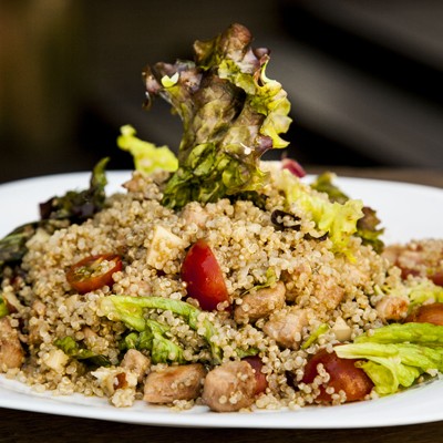 Salada de quinoa com cubos de frango marinado em molho tailandês, alface roxa, tomate cereja, castanha do pará